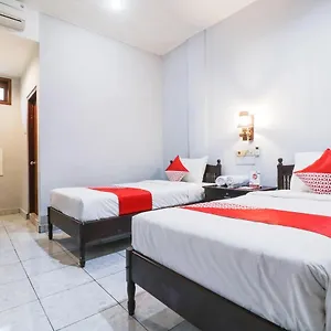 https://oyo-2411-taman-mekar-beach-inn-2.hotelsseminyak.net